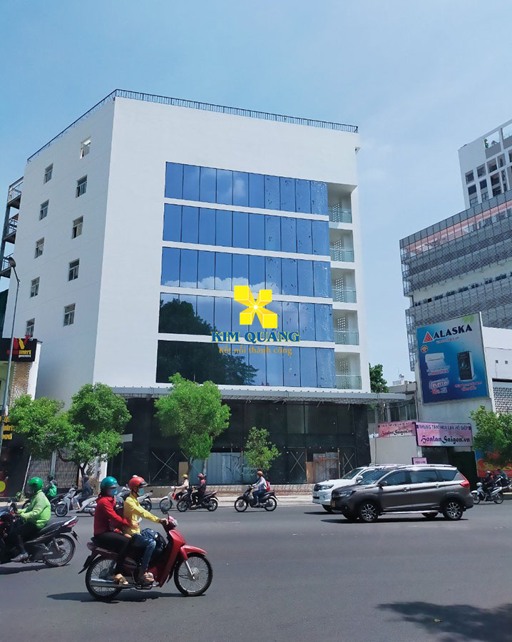 Hình chụp phía trước tòa nhà văn phòng cho thuê đường Nguyễn Văn Trỗi