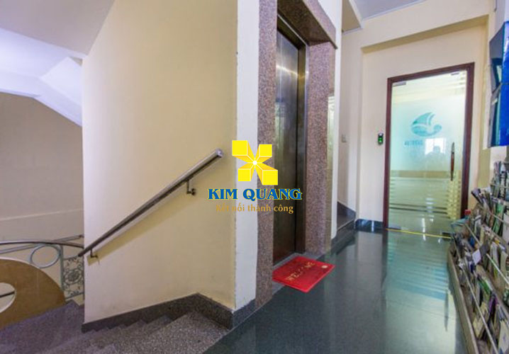 Khu vực hành lang và thang máy của tòa nhà văn phòng đường Nam Quốc Cang
